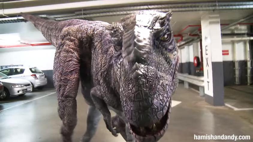 [VIDEO] Jurassic Carpark: El dinosaurio animatrónico vuelve a atacar