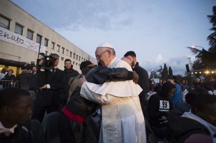Papa Francisco dedica liturgia de Viernes Santo a los refugiados y perseguidos