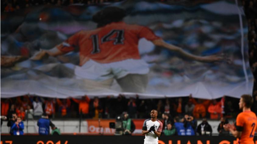 [VIDEO] Partido entre Holanda y Francia se detiene para homenajear a Johan Cruyff