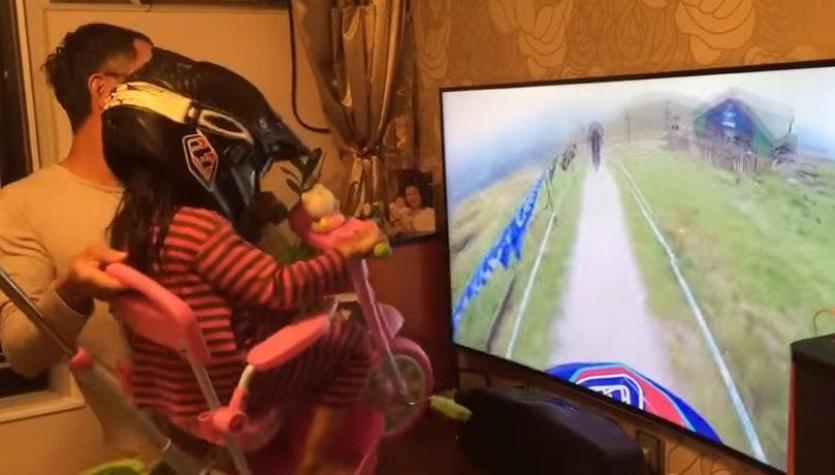 [VIDEO] Genial: Este padre crea el mejor paseo de realidad virtual en bicicleta para su hija