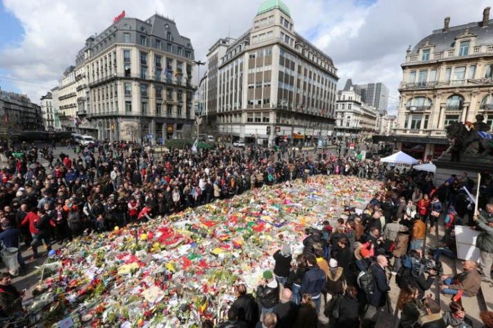 Belgas se reúnen en emblemática plaza pese a suspensión de la "marcha contra el miedo"