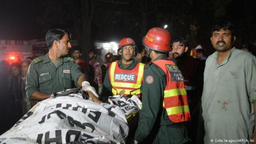 Ataque suicida en parque deja decenas de muertos en Pakistán