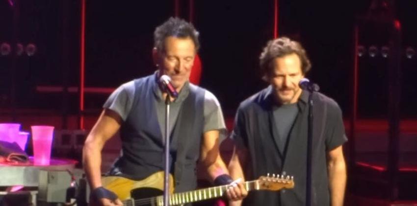 Eddie Vedder se une a Bruce Springsteen para interpretar "Bobby Jean"