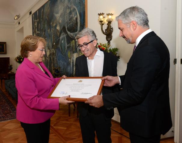 Jorge González reaparece públicamente para recibir importante premio de la Presidencia
