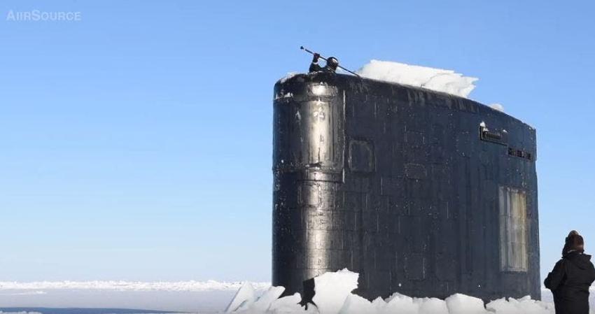 [VIDEO] Así emerge un submarino en medio del Ártico