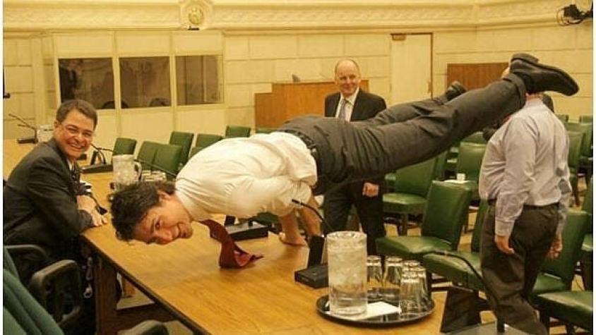 Foto del primer ministro canadiense haciendo yoga en una oficina remece las redes sociales