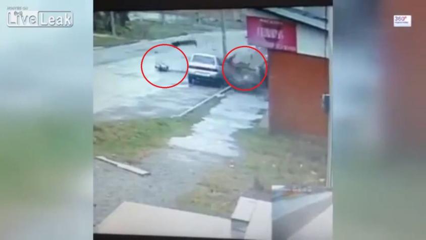 [VIDEO] Dos hombres salen disparados luego de chocar su auto