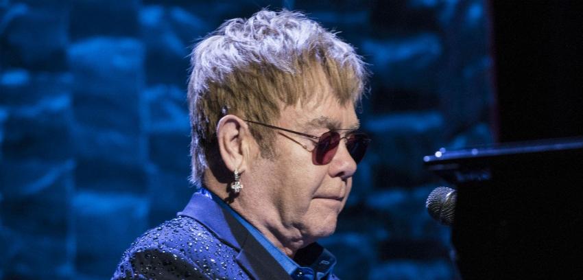 Abogados de Elton John se refieren a la demanda que le interpusieron al cantante por acoso sexual