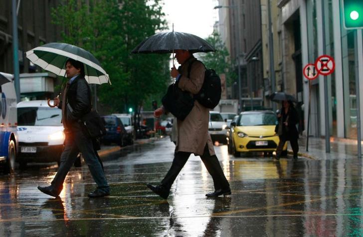 SEC llama a reclamar por celular ante eventuales cortes de luz por lluvias