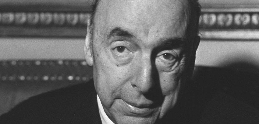 Restos de Pablo Neruda llegan al ex Congreso Nacional para homenaje público
