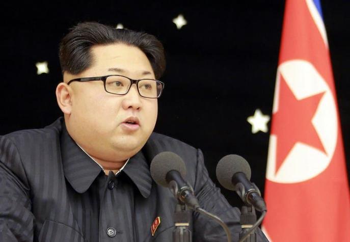 Líder norcoreano celebra ensayo "exitoso" de misil submarino