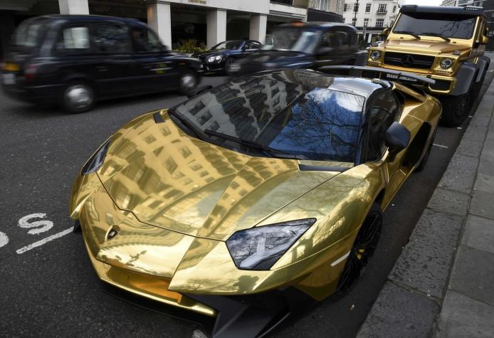 Multimillonario saudí es multado en Londres por su flota de autos bañados en oro