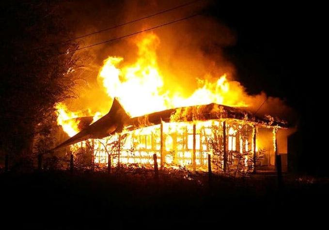 Una capilla y un bus afectados en seguidilla de ataques incendiarios en La Araucanía