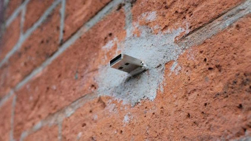 "Dead Drops", la red de USB que se esconde en muros de edificios de todo el mundo