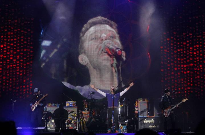 Chris Martin recibió una camiseta de la selección y un moai después del show de Coldplay en Chile