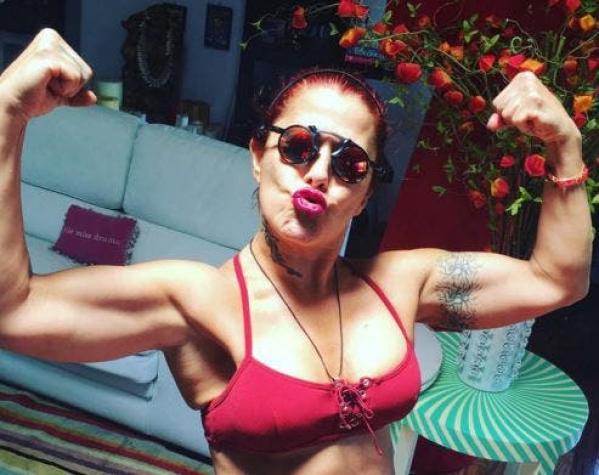 Alejandra Guzmán impacta con su musculoso cuerpo a los 48 años