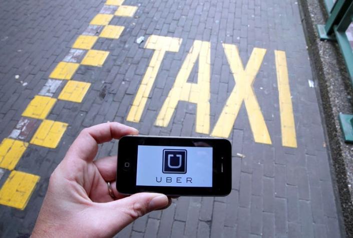 Cadem: Un 60% de los santiaguinos cree que Uber puede competir con taxistas