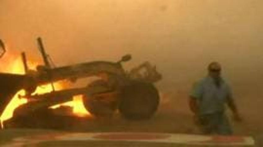 [VIDEO] El tenso momento en que un equipo de televisión rescata a un hombre de un incendio