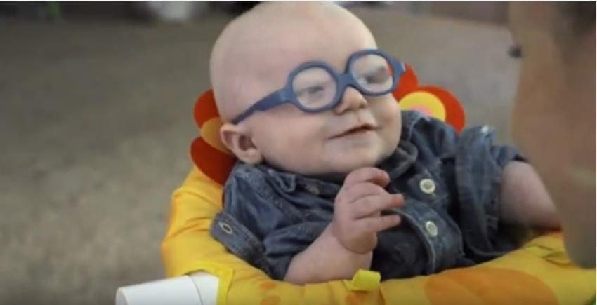 [VIDEO] El momento en que una guagua recibe sus lentes y ve a su mamá por primera vez