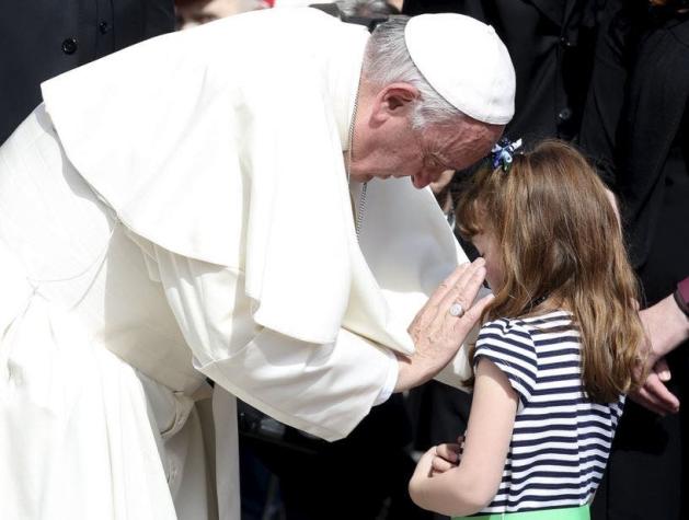 [VIDEO] La conmovedora historia de la niña que visitó al Papa antes de perder la vista