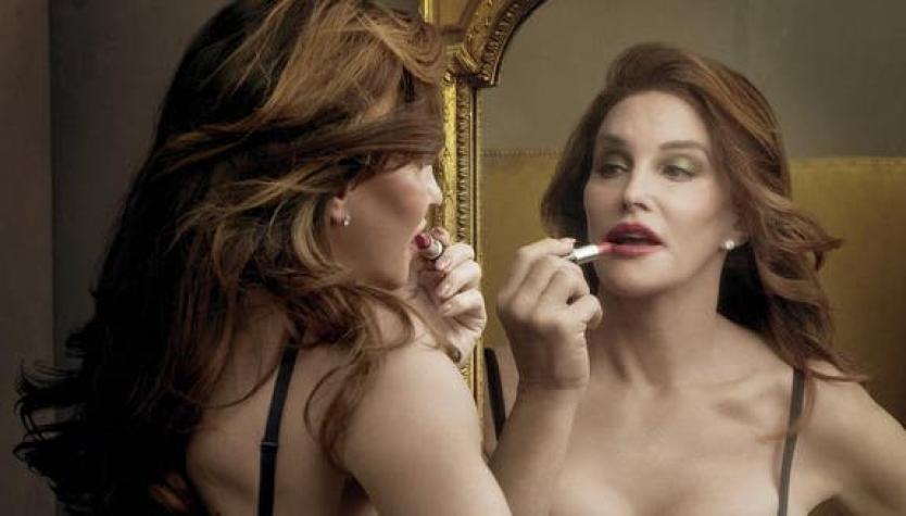 Caitlyn Jenner promociona su nuevo lápiz labial vestida con un corsé