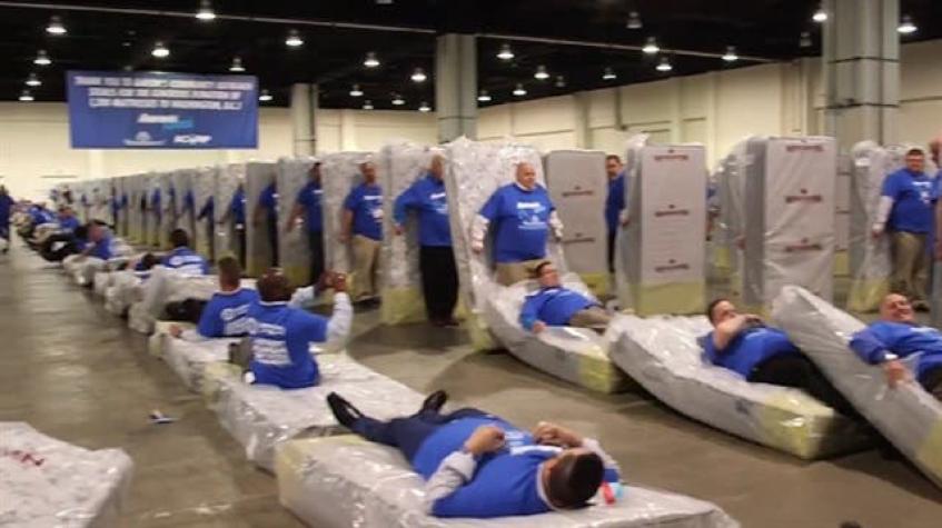 [VIDEO] 1.200 personas baten récord del mayor "dominó humano" con colchones
