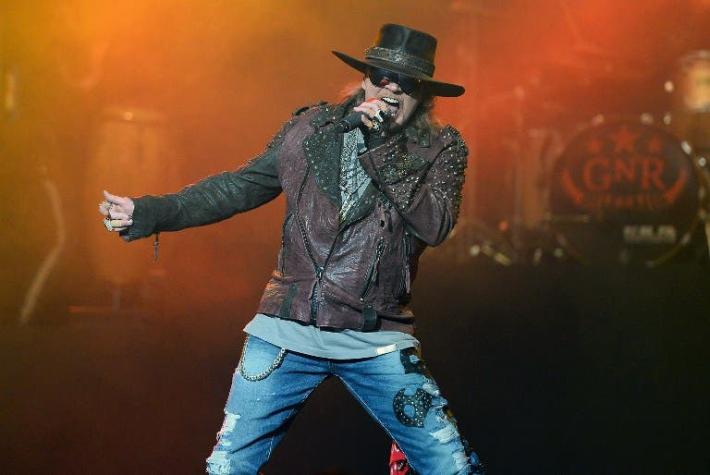 La previa de los Guns N’ Roses: Axl Rose se fracturó el pie izquierdo y deberá cantar con yeso