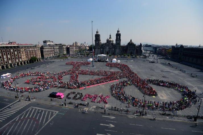 Miles de ciclistas forman "monumental bici humana" en la contaminada Ciudad de México