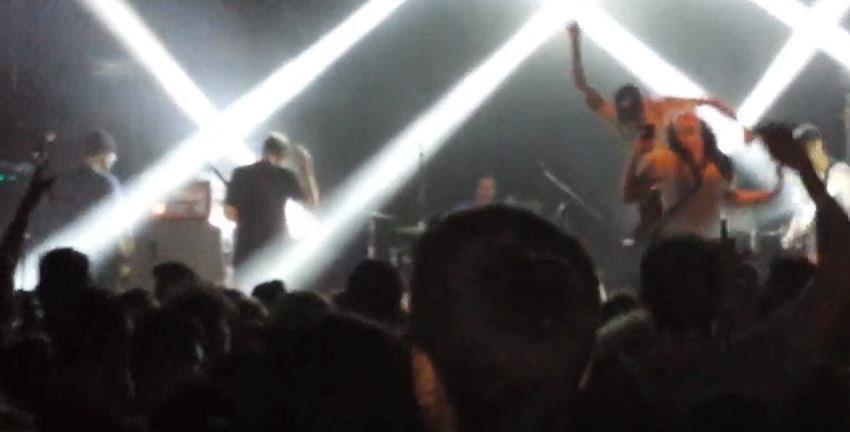[VIDEO] Vocalista de banda punk golpea a fanática que se estaba tomando una selfie en el escenario