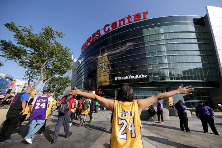 Miles de fanáticos despiden a Kobe Bryant en su retiro de las canchas del básquetbol