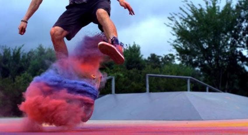 [VIDEO] Skaters registran una explosión de colores en slow motion