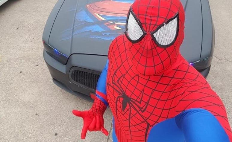 Policía se vistió de Spiderman para asistir a funeral de niño