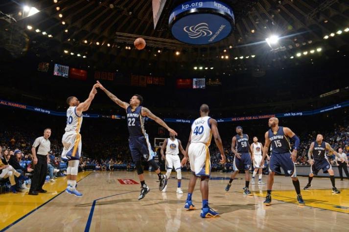 [VIDEO] Los Golden State Warriors y Stephen Curry no paran de sorprender en la NBA