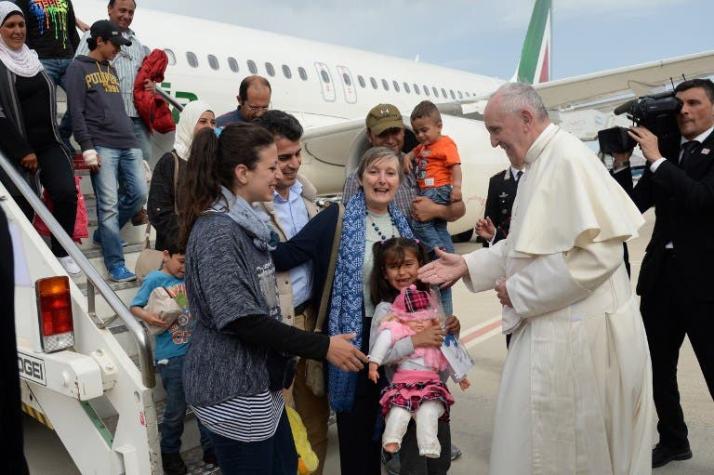 El Papa vuelve a Vaticano con 12 refugiados desde Lesbos