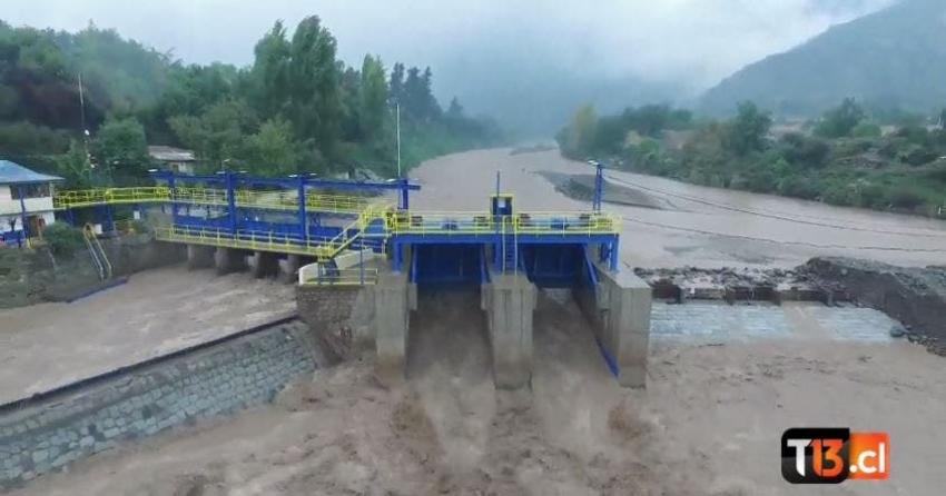 [VIDEO] Turbio y caudaloso: dron sobrevuela el rio Maipo en lluviosa jornada