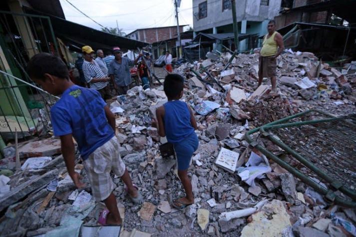 Al menos 77 muertos por potente sismo en Ecuador