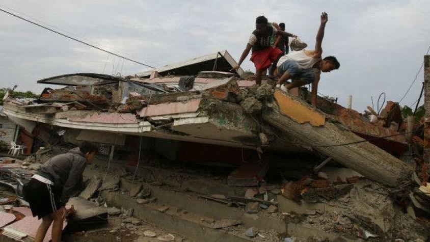 Todavía buscando a sus muertos, Ecuador enfrenta la escasez por sismo