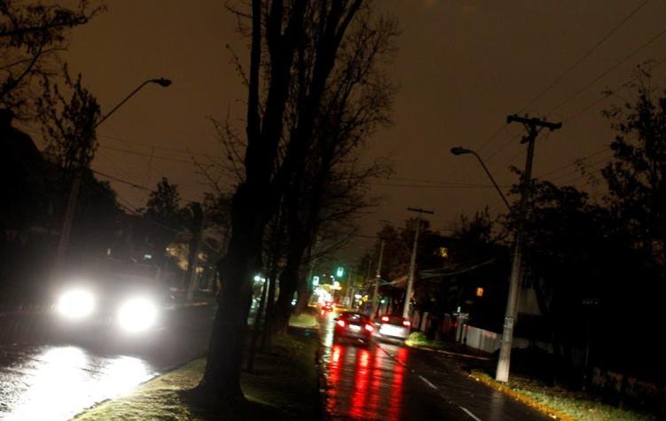 Chilectra dice que quedan 2.900 clientes sin servicio de luz en Santiago