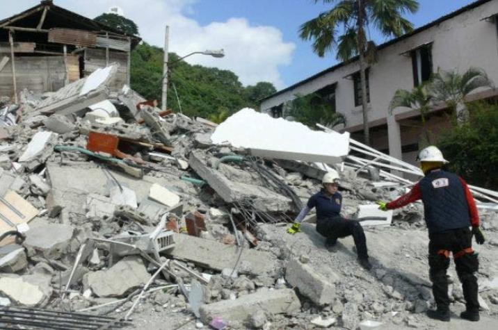 Ecuador planea pagar a "familias acogientes" para albergar a víctimas del sismo