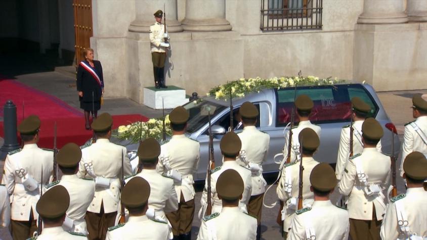 [VIDEO] El himno nacional y la marcha fúnebre marcan solemne homenaje a Aylwin en La Moneda