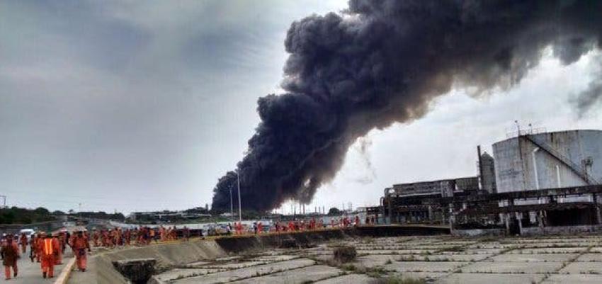 México: Explosión en planta de petróleo obliga evacuación de cientos de trabajadores