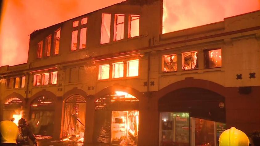 [VIDEO] Incendio arrasa mercado de Temuco y deja a 600 personas sin trabajo