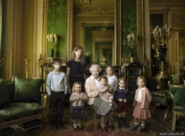 La fotografía con la que la monarquía británica celebra los 90 años de la reina Isabel II