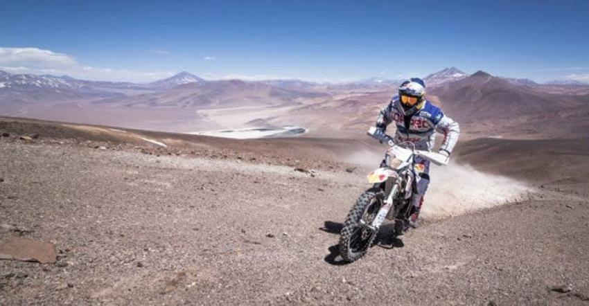 "Chaleco" López se despide de las motos con estreno de documental que lo llevó al Guinness