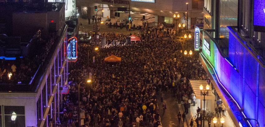 Admiradores de Prince rinden tributo al cantante en masiva fiesta en Minneapolis