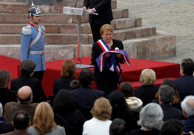 [VIDEO] En emotivo gesto, Bachelet entregó bandera a la viuda de Aylwin