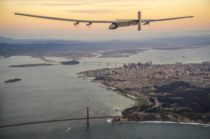 El avión Solar Impulse 2 aterriza en California tras cruzar el Pacífico