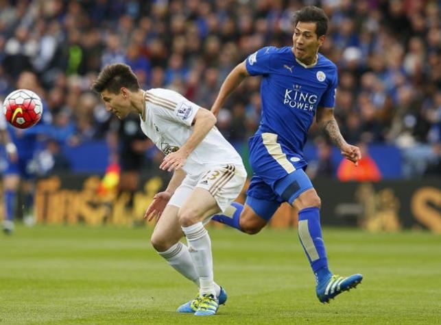 Leicester roza la Premier League tras golear al Swansea con doblete de Ulloa