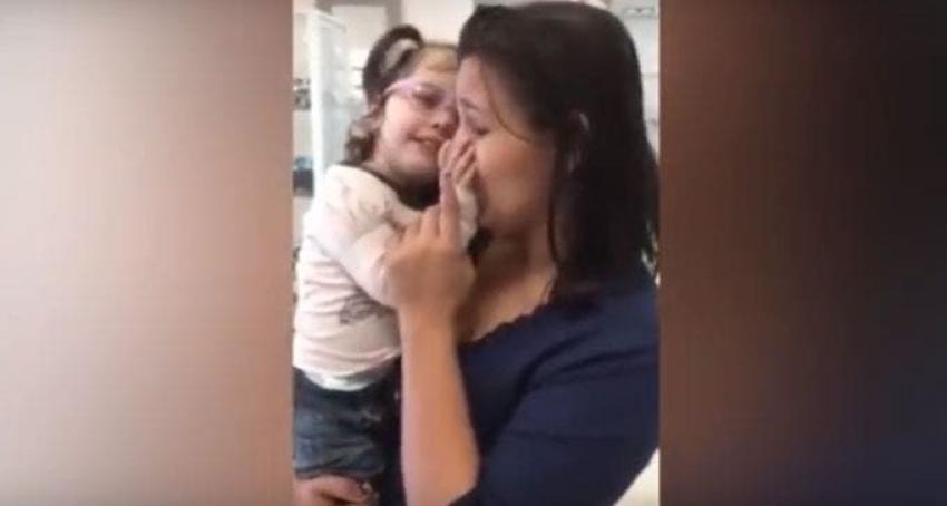 [VIDEO] El emocionante momento en que una niña ciega ve a su mamá por primera vez