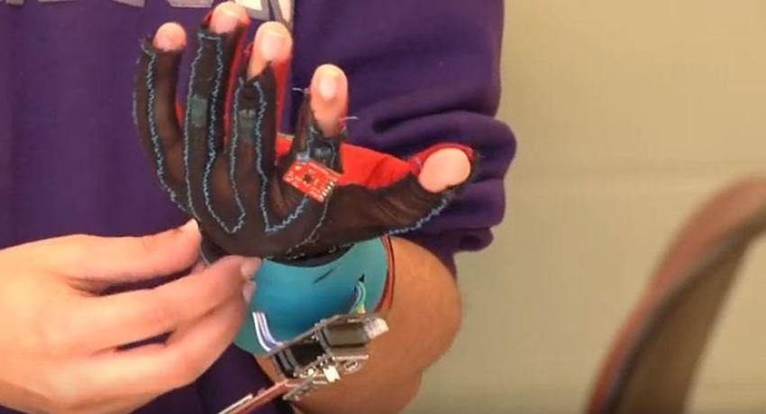 Estudiantes inventan un dispositivo que traduce el lenguaje de señas en texto y voz